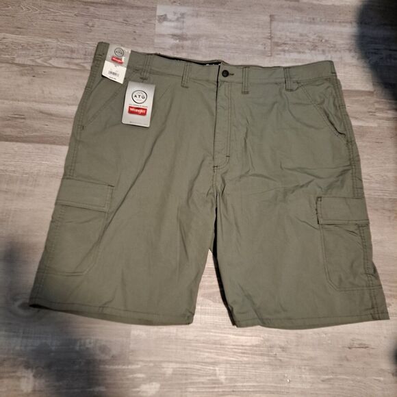 ATG by Wrangler Men's All-Terrain UV Protection Olive Cargo Shorts Sz 46 - Picture 1 of 11